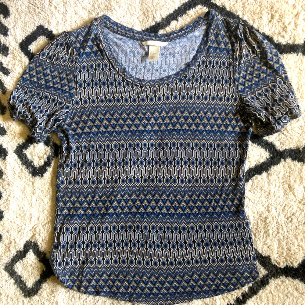 Geometric patterned tee